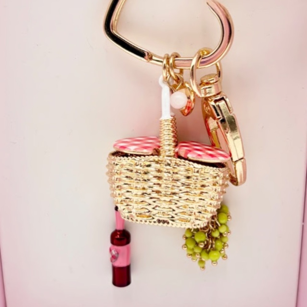 New Betsey Johnson Gold Tone Summer Picnic Bag Charm Wine Bottle & Grapes Charm - Picture 4 of 16
